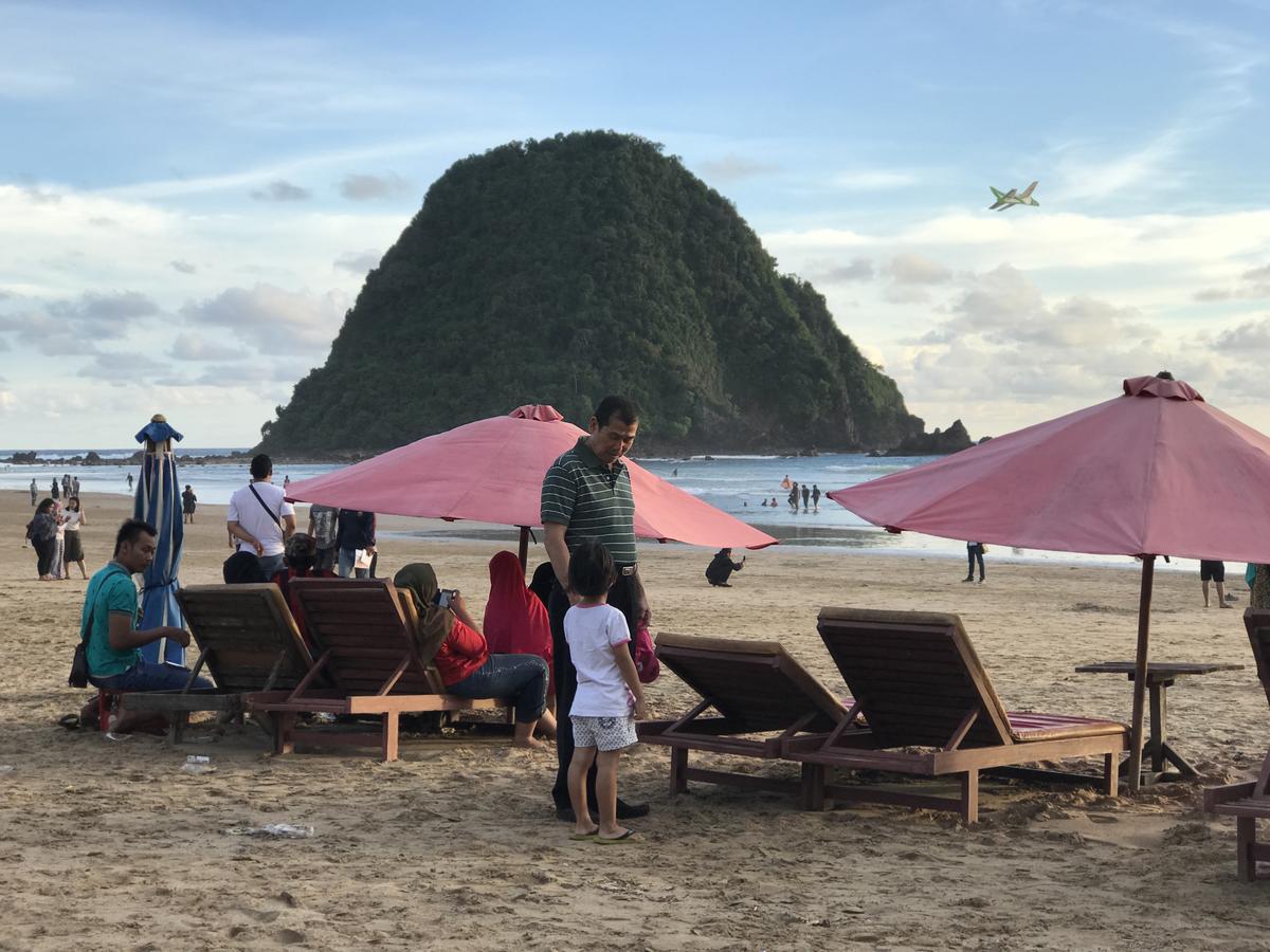 Wisma Pulau Merah Pasanggaran Exterior foto